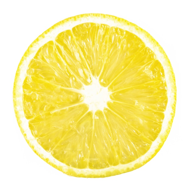 Fatie citrinos de limão maduros em um branco.
