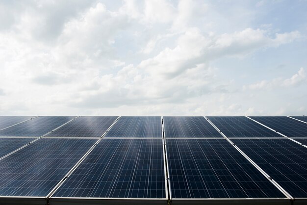 Fazenda de células solares na usina de energia alternativa do sol