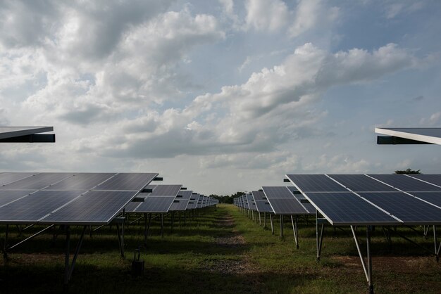 Fazenda de células solares na usina de energia alternativa do sol