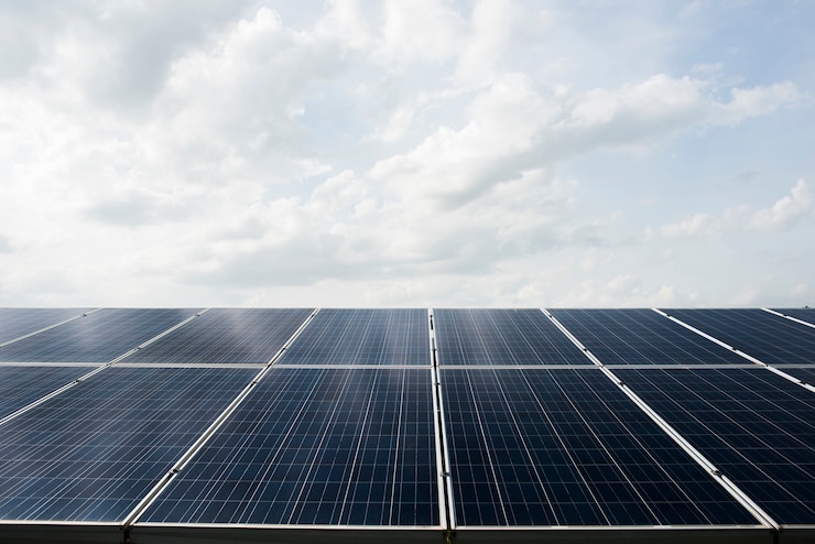 Foto grátis fazenda de células solares numa central eléctrica para a produção de energia alternativa a partir do sol