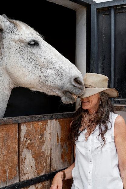 Fazendeira com seu cavalo no rancho