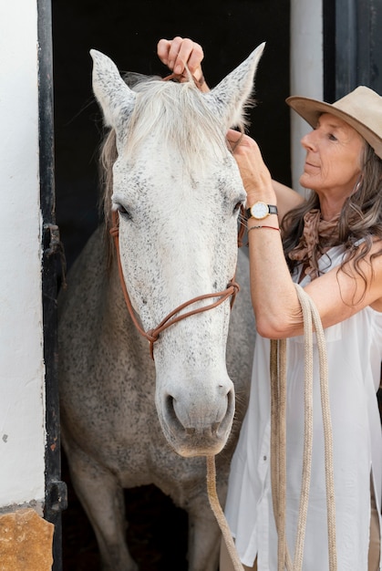 Fazendeira com seu cavalo no rancho