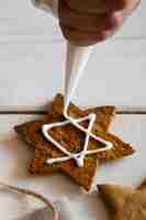 Foto grátis fazendo biscoitos conceito judaico tradicional hanukkah