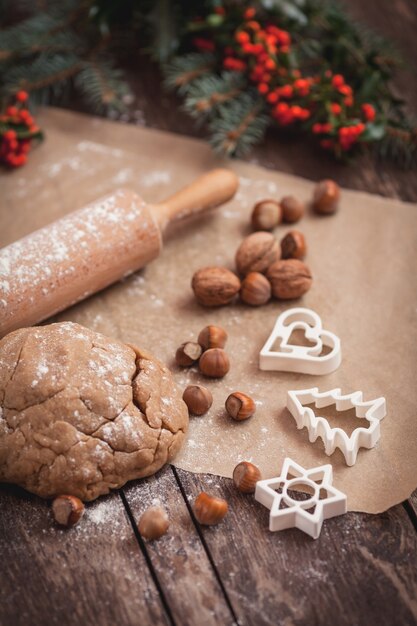 Fazendo biscoitos doces de Natal com amendoim