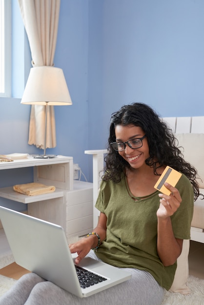 Foto grátis fazendo compras online