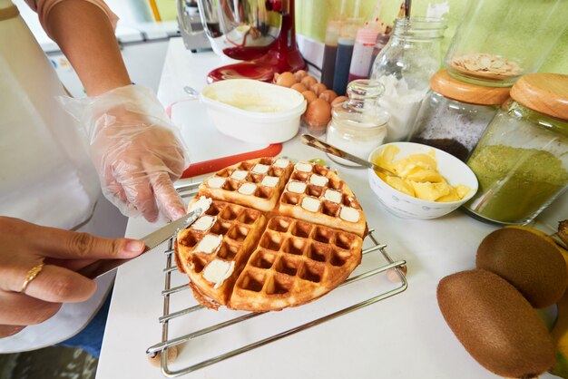 Fazendo waffles belgas