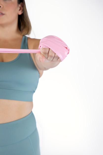 Fechar a mulher treinando com elástico
