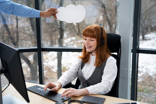 Foto grátis fechar a pessoa que trabalha no call center