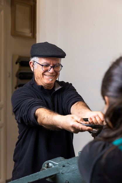 Foto grátis fechar a pessoa trabalhando na gravação