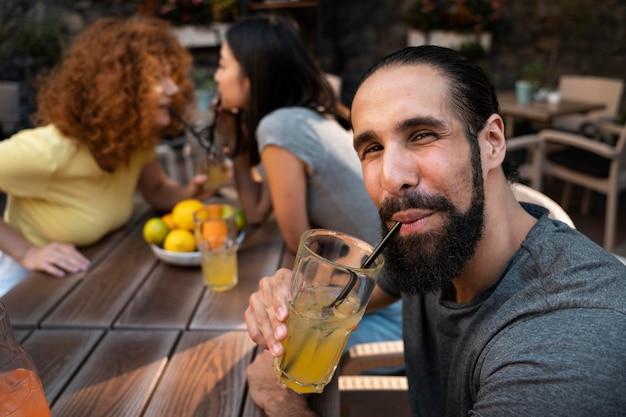 Fechar amigos com bebidas à mesa