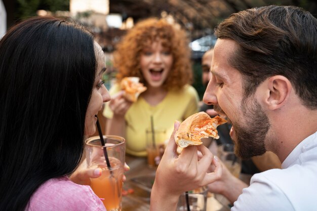 Fechar amigos com pizza