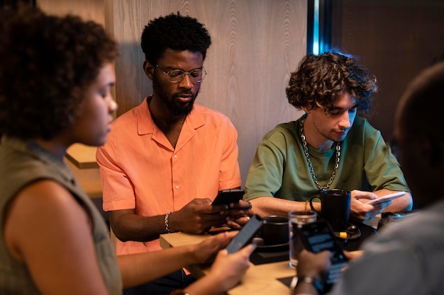 Foto grátis fechar amigos com smartphones