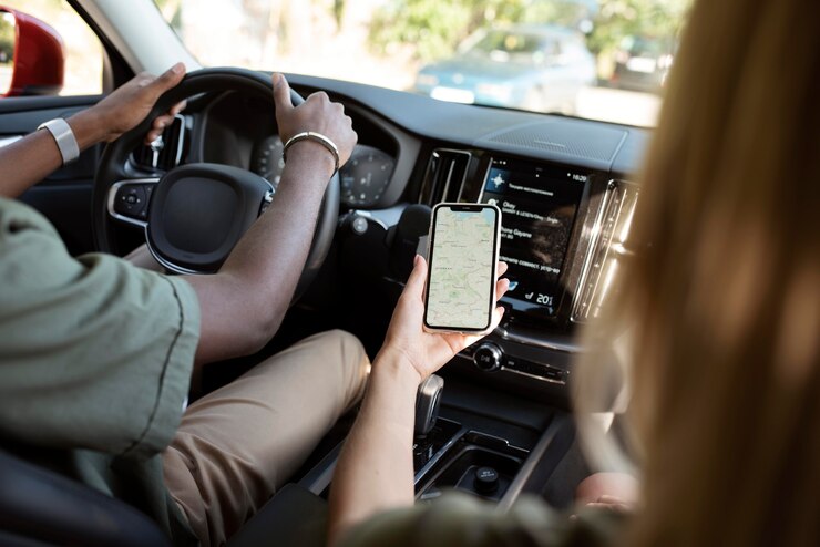 Foto grátis fechar amigos com telefone no carro