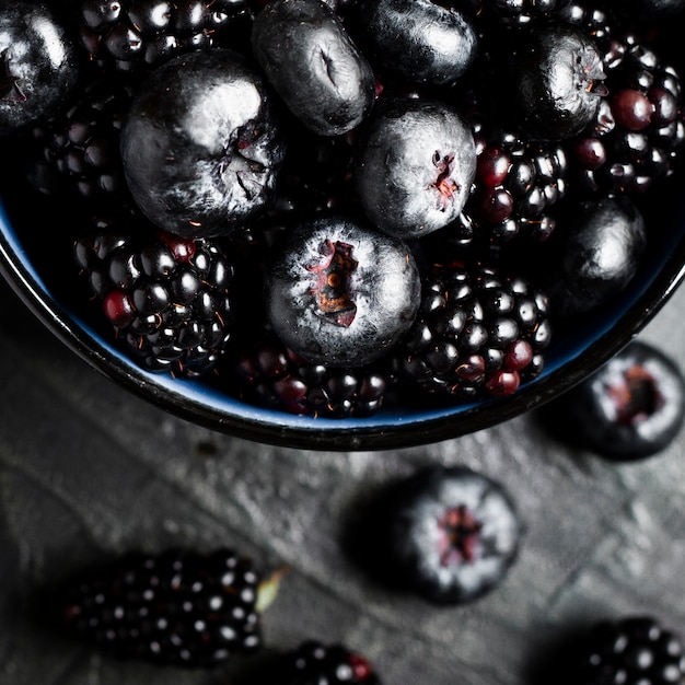 Fechar as frutas da floresta negra em pote