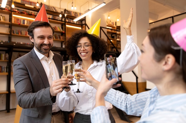 Fechar as pessoas comemorando aniversário