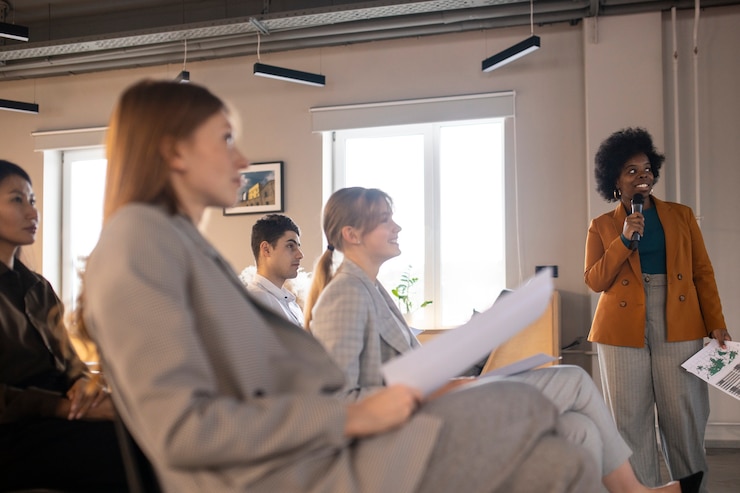 Foto grátis fechar as pessoas na reunião de trabalho