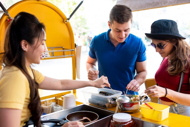 Fechar clientes olhando para comida