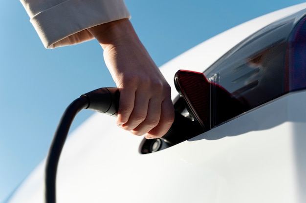 Foto grátis fechar o carregamento do carro elétrico