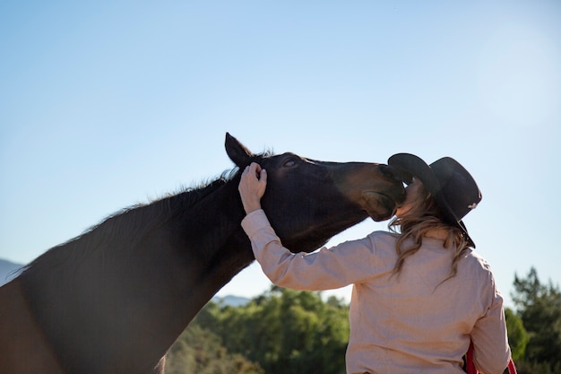 Foto grátis fechar o cavalo na natureza