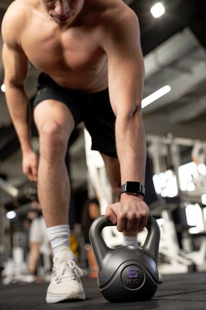 Fechar o homem treinando com kettlebell