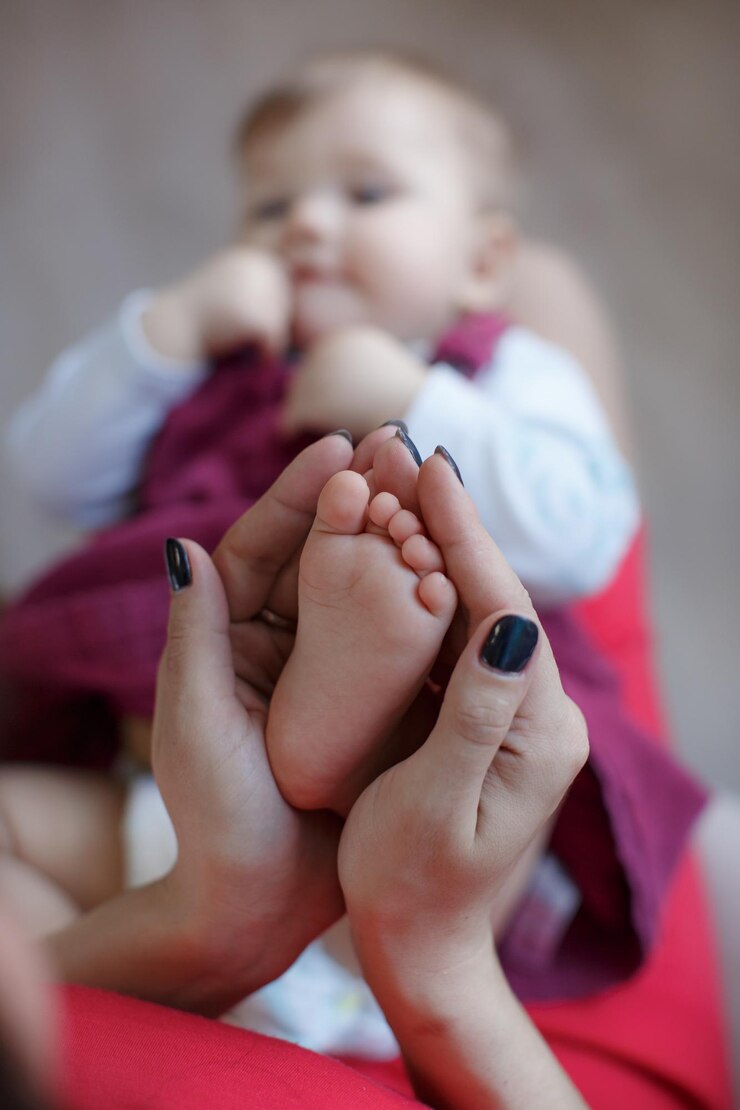 Foto grátis fechar o pé do bebê fofo