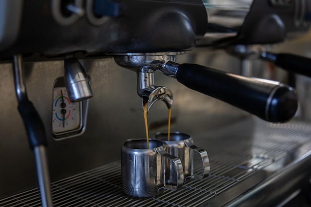 Fechar o processo de fazer café expresso em uma máquina de café profissional