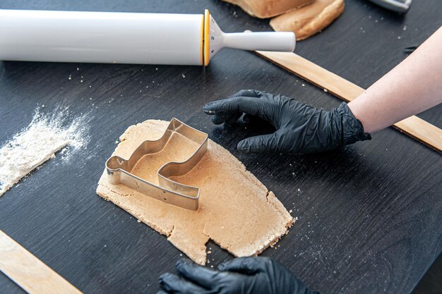 Fechar o processo de fazer pão de gengibre artesanal