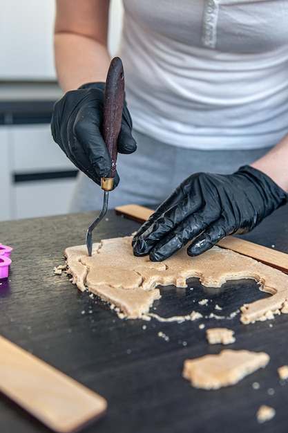 Fechar o processo de fazer pão de gengibre artesanal