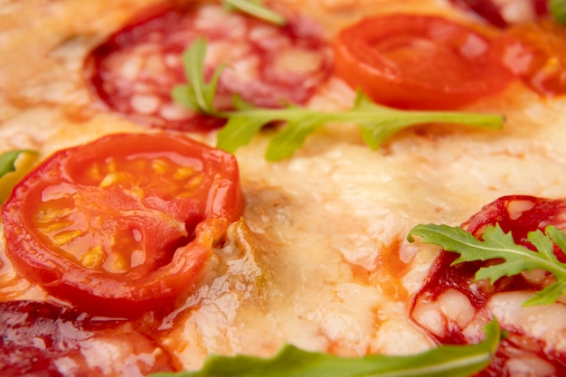 Fechar o queijo derretido na pizza