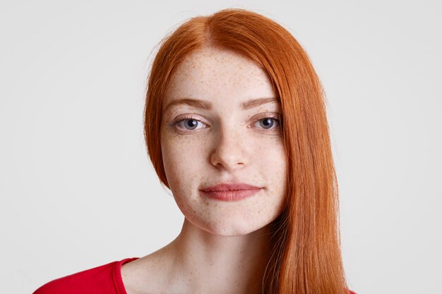 Fechar o retrato de gengibre sardenta feminino com a pele limpa, perfeita