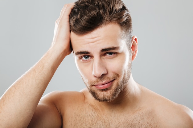 Foto grátis fechar o retrato de um homem bonito pentear