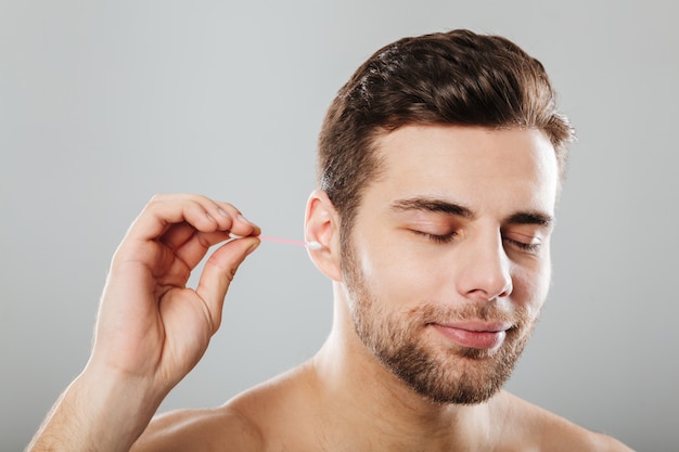 Foto grátis fechar o retrato de um homem bonito