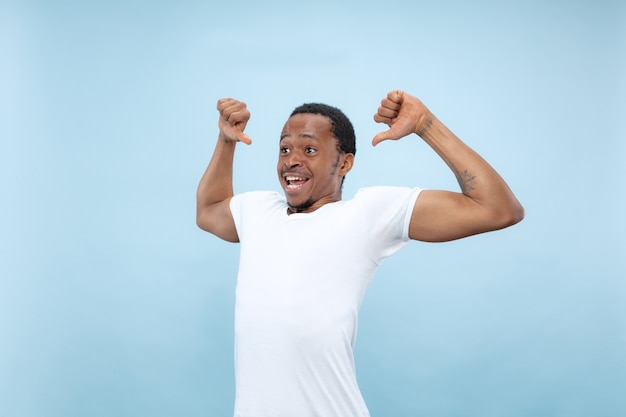 fechar o retrato de um jovem afro-americano de camisa branca. Emoções humanas, expressão facial, anúncio, conceito. Comemorando, maravilhado, pasmo, chocado, louco de felicidade.