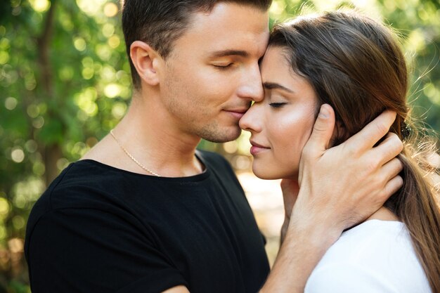 Fechar o retrato de um lindo casal feliz no amor