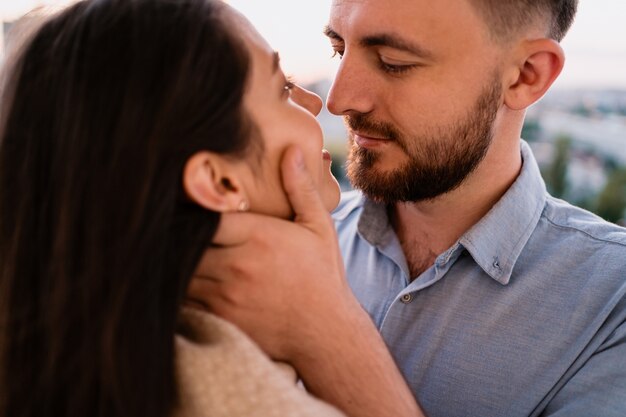 Fechar o retrato inloved casal abraçando