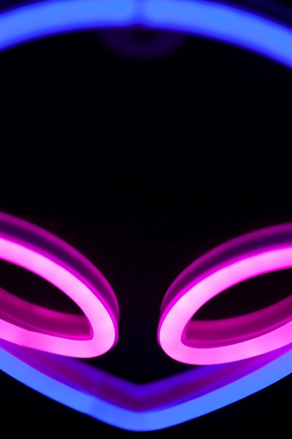 Foto grátis fechar o sinal de neon alienígena