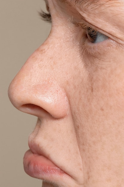 Foto grátis fechar os poros no rosto da mulher