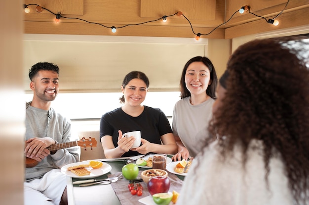 Foto grátis fechar pessoas comendo juntas