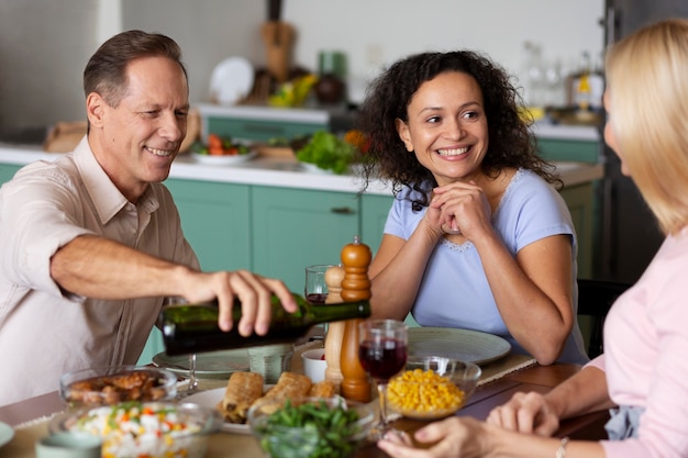 Foto grátis fechar pessoas comendo juntas