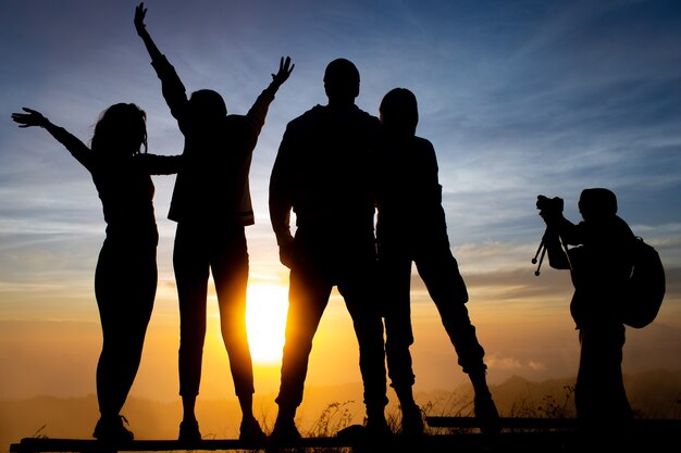 Fechar-se. um grupo de turistas encontra o amanhecer no vulcão Batur. Bali, Indonésia