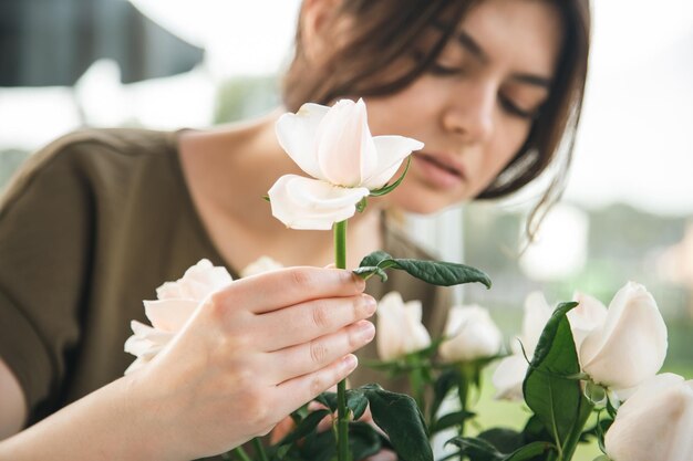 Fechar um buquê de rosas nas mãos de uma florista feminina