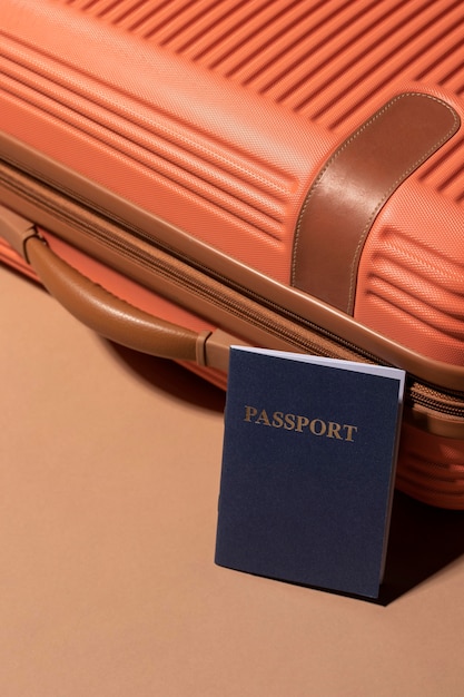 Feche a bagagem preparada para viagens com passaporte