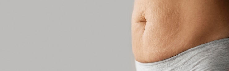 Foto grátis feche a barriga da mulher com espaço de cópia
