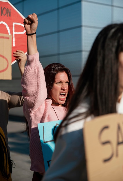 Foto grátis feche a comunidade protestando