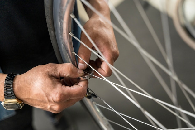 Feche a criação de bicicletas na oficina