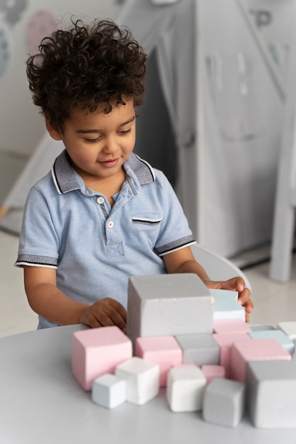 Feche a criança brincando com jogo didático