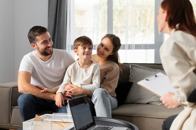 Feche a família discutindo com o terapeuta