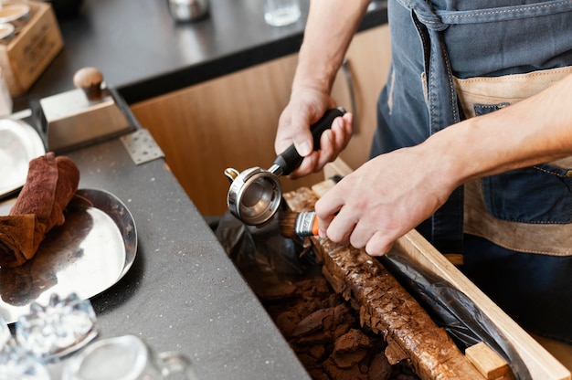 Feche a ferramenta de limpeza de barista