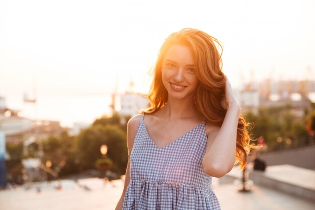 Feche a foto da garota beleza jovem gengibre no vestido