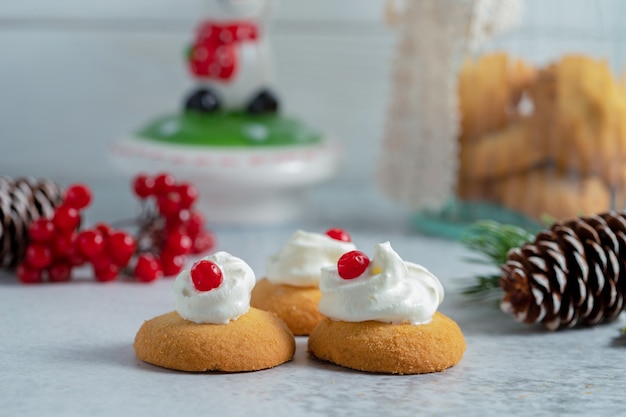 Feche a foto de biscoitos cremosos caseiros frescos na superfície cinza.